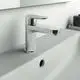 K chrome Waschtischarmatur von Ideal Standard, auf einer hellen Oberfläche montiert, mit einem Hebel zur Regelung des Wasserflusses und der Temperatur.